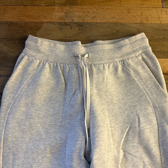 Lululemon Relaxed Fit Scuba Jogger - Size 8 - Heathered Core Ultra alight Grey - Picture 2 of 8